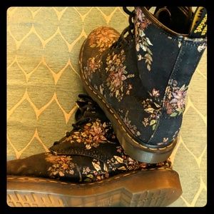 Black floral Doc Martin's 'Castel' sz 8 (EU 39)